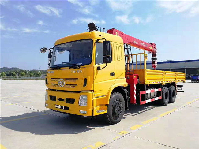 三環(huán)后八輪短軸距隨車吊，貨箱7.2米