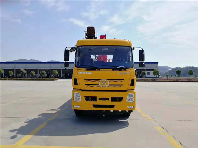 三環(huán)后八輪短軸距隨車吊，駕駛室前臉外觀