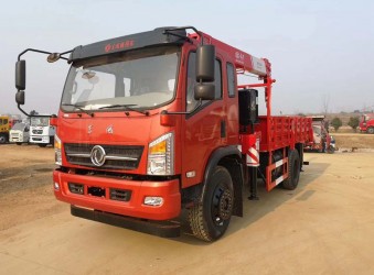 裝6.3噸吊機(jī)，廂長5.8米的，最便宜的東風(fēng)隨車吊（自備吊）